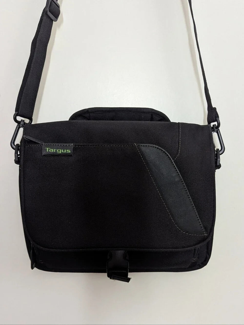 Targus Small Tablet Messenger Travel Bag Crossbody Straps Handle Great Condition